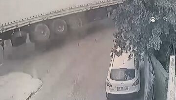 Korkunç kaza: Başakşehir’de devrilen tır 2 araca çarptı
