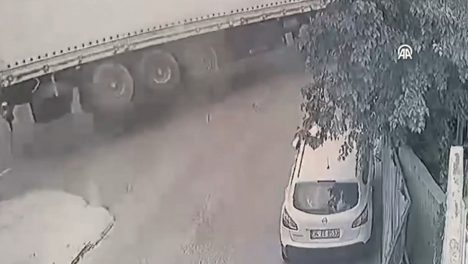 Korkunç kaza: Başakşehir’de devrilen tır 2 araca çarptı