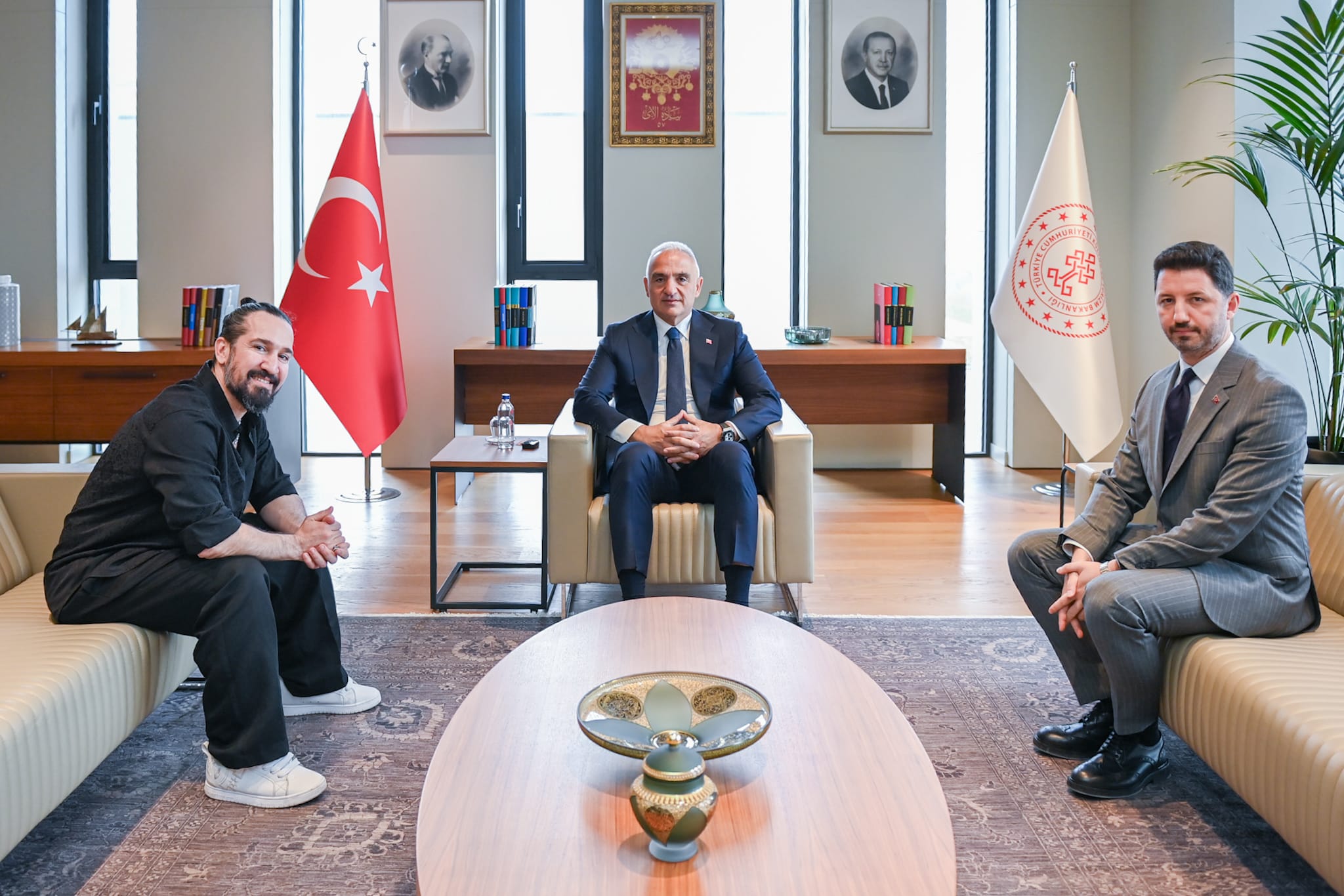 Kültür ve Turizm Bakanı Mehmet Nuri Ersoy ile Barış Manço’nun oğlu Doğukan Manço bir araya geldi