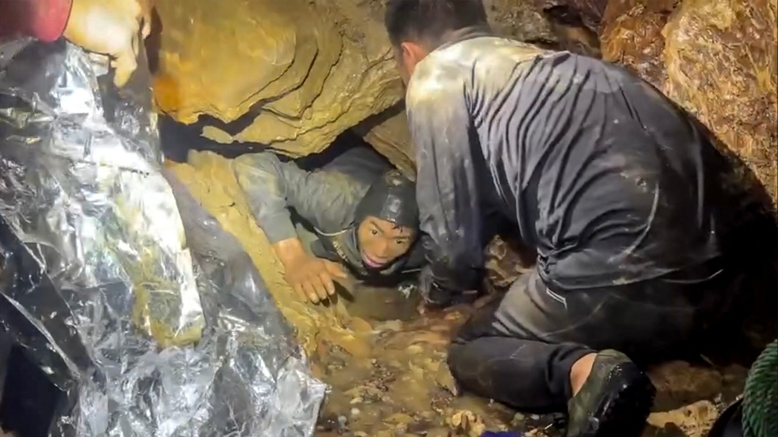 Laos’ta zamana karşı yarış. 10 gündür mağarada mahsurlar