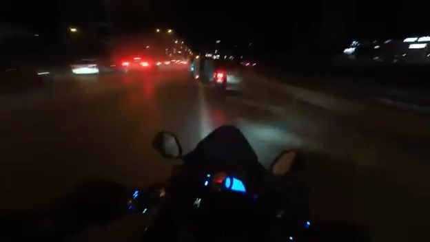 Motosikletli araca çarpmaktan son anda kurtuldu