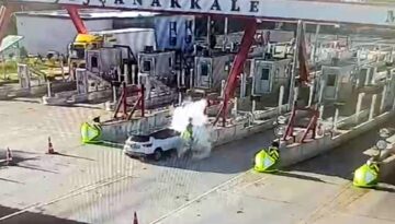 Otoyol gişelerine çarpan otomobildeki karı-kocayı ölüm ayırdı