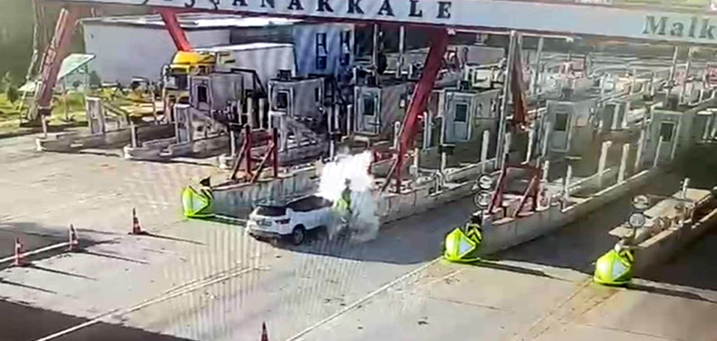 Otoyol gişelerine çarpan otomobildeki karı-kocayı ölüm ayırdı