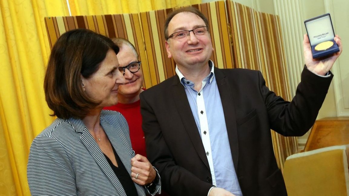 Sahte ödüller profesörü işinden etti