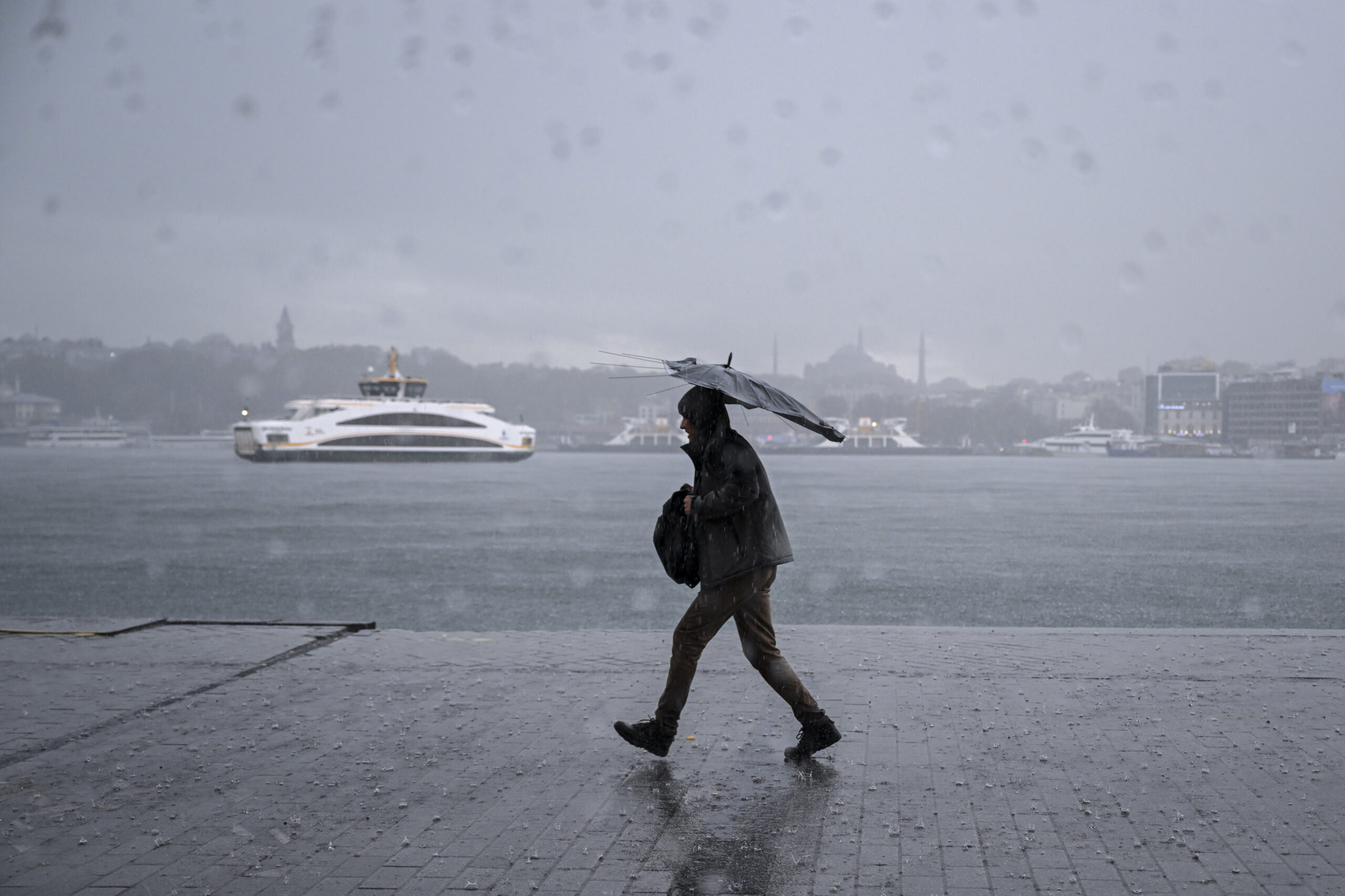 Sel tehlikesi sürüyor. Ülkenin yarısına sarı kodlu uyarı