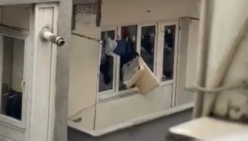 Sinir krizi geçirdi: Evin camlarını kırıp eşyaları sokağa attı
