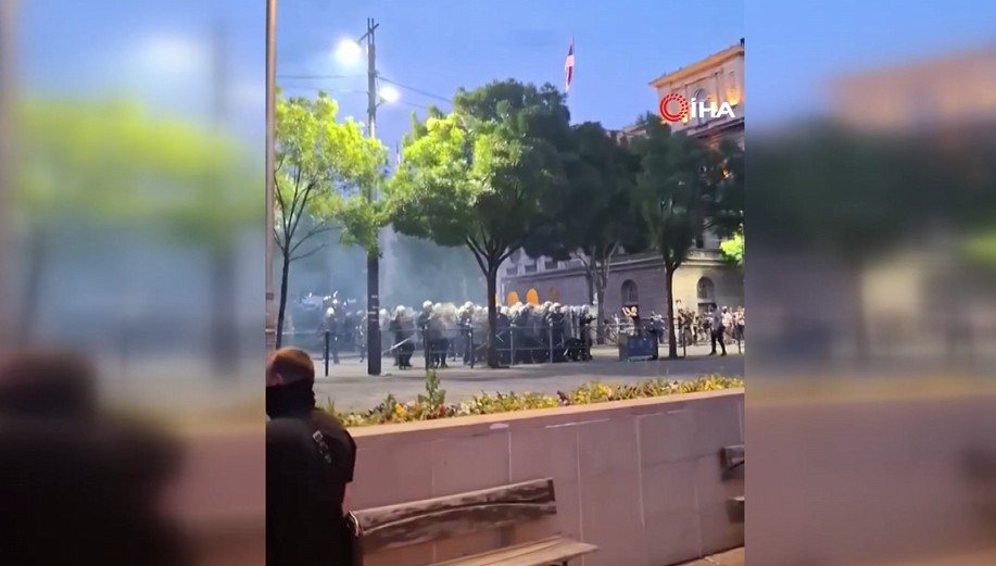 Sırbistan’da ortalık karıştı: İktidar karşıtı protestocular polisle çatıştı
