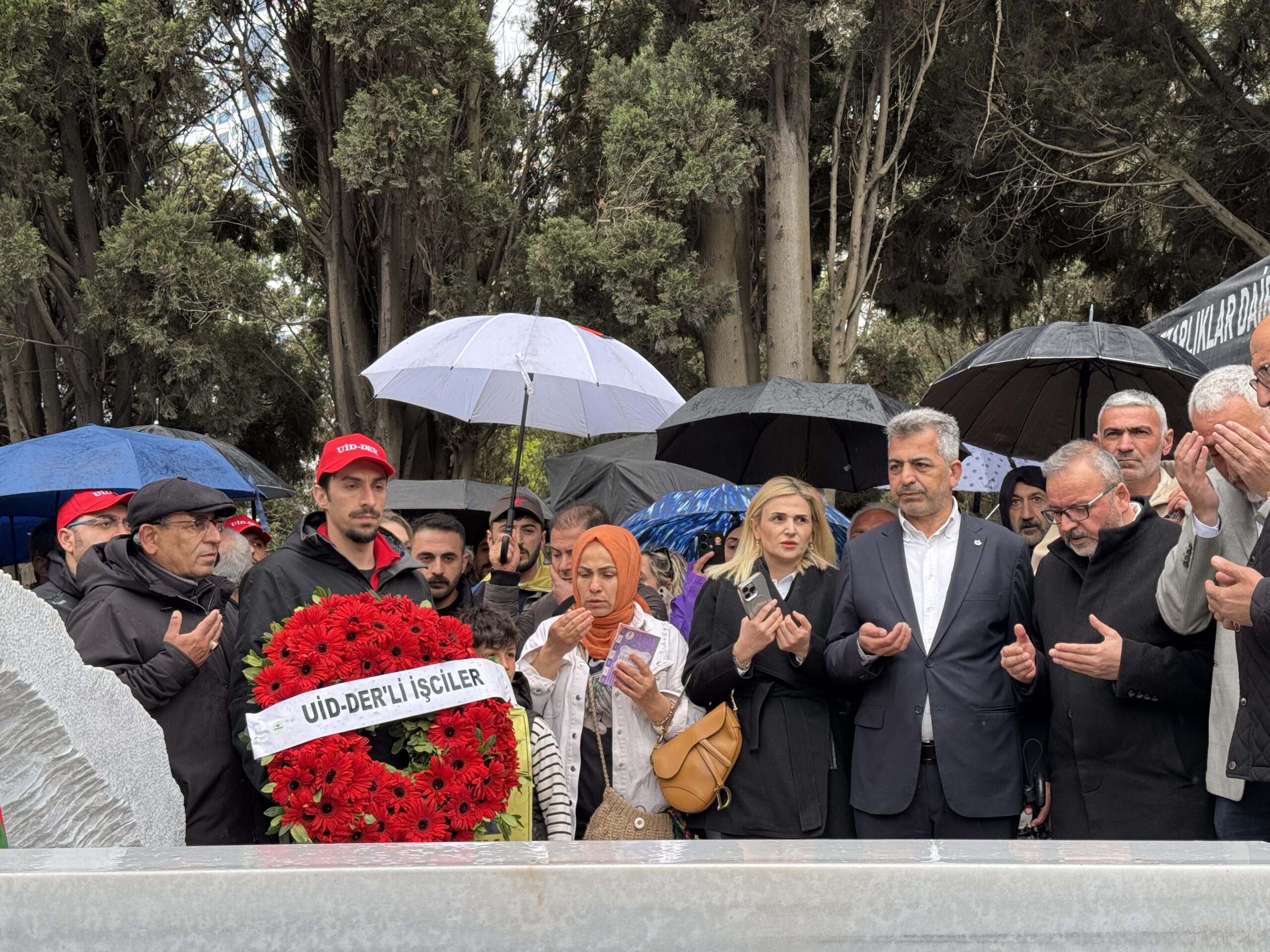Sırrı Süreyya Önder’e anma töreni. Siyaset ve sanat dünyasından çok sayıda kişi mezarı başındaydı