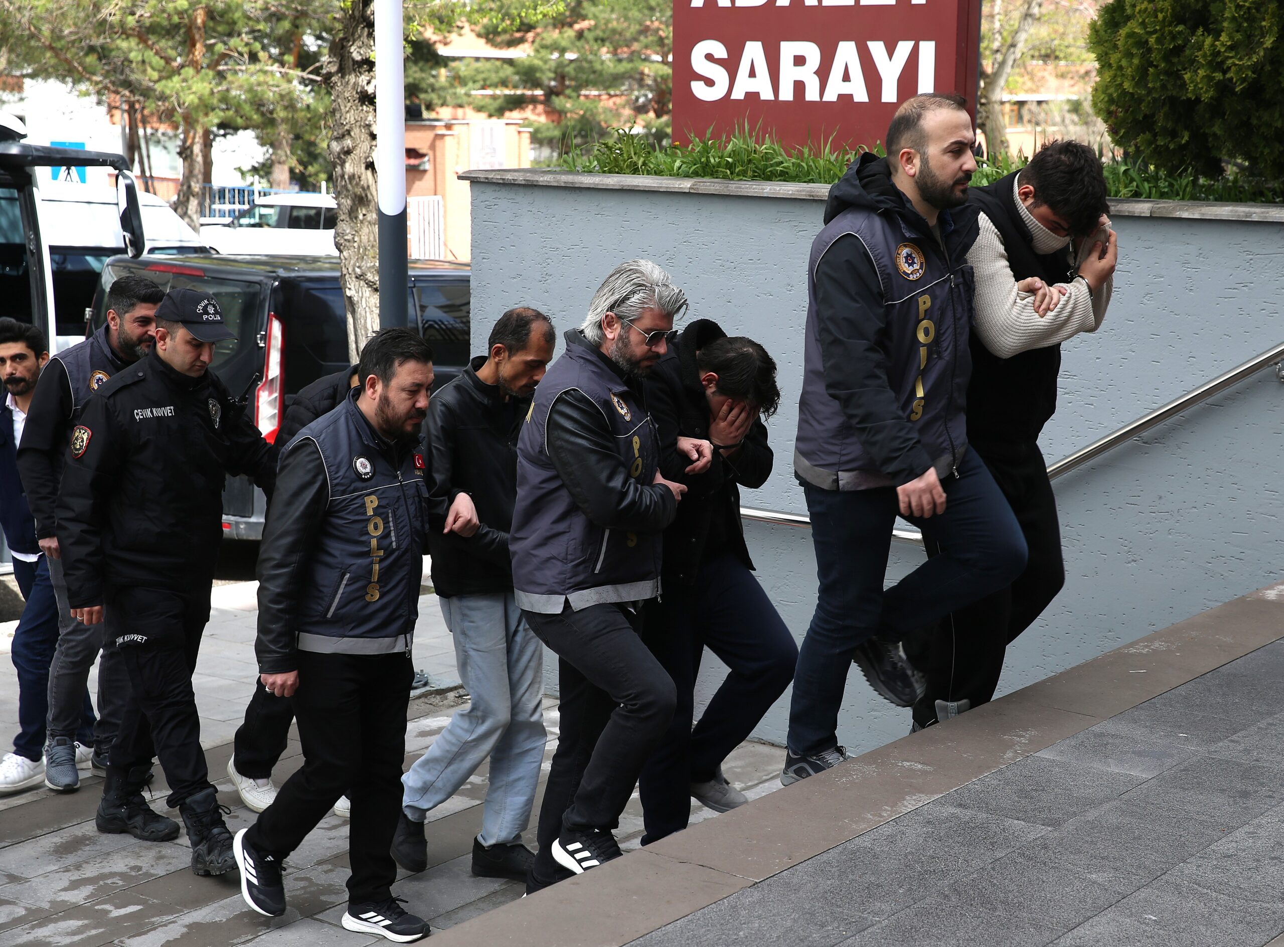 SMS’le gelen tuzağa düştüler! 19 milyonluk vurguna 23 gözaltı