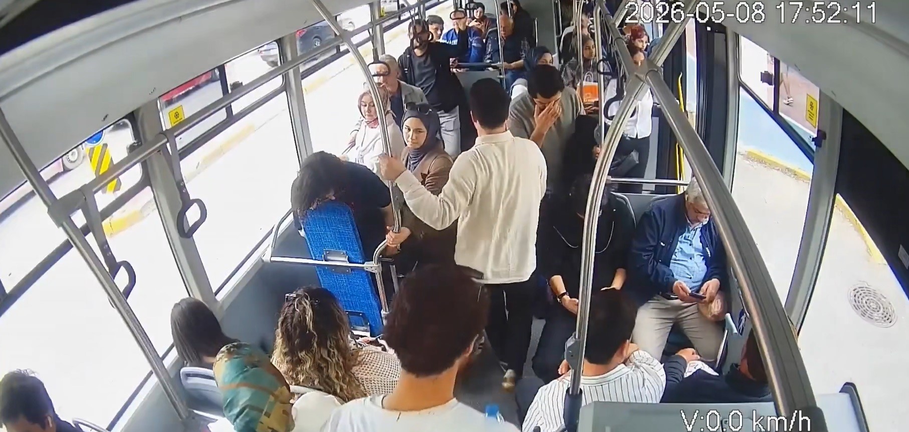 Şoför sürdü, sağlık çalışanı müdahale etti: Otobüste panik anlar