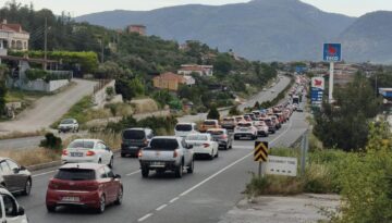 Tatilci akını devam ediyor: 22 kilometre araç kuyruğu oluştu