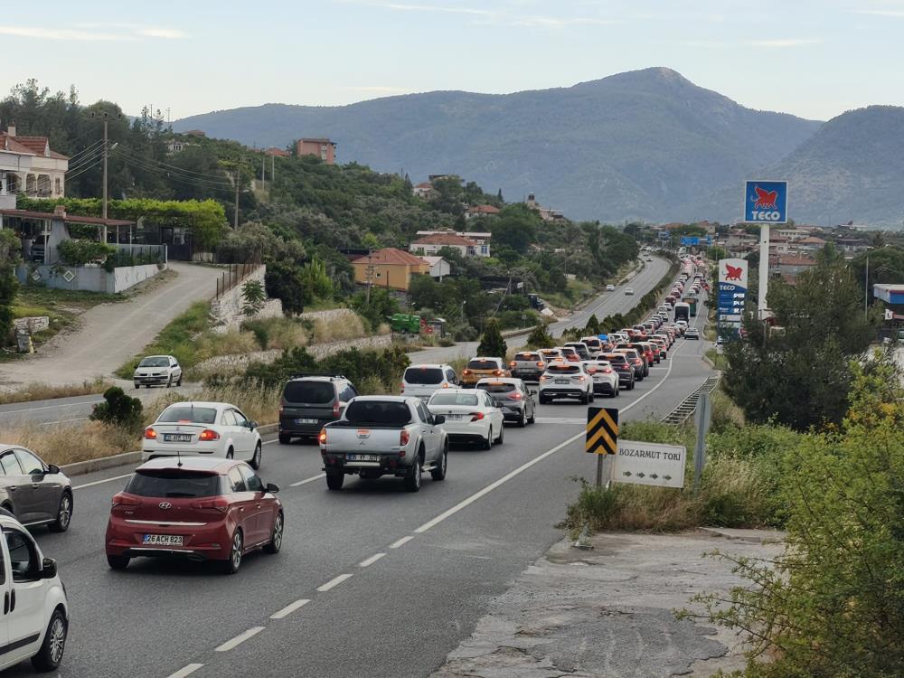 Tatilci akını devam ediyor: 22 kilometre araç kuyruğu oluştu