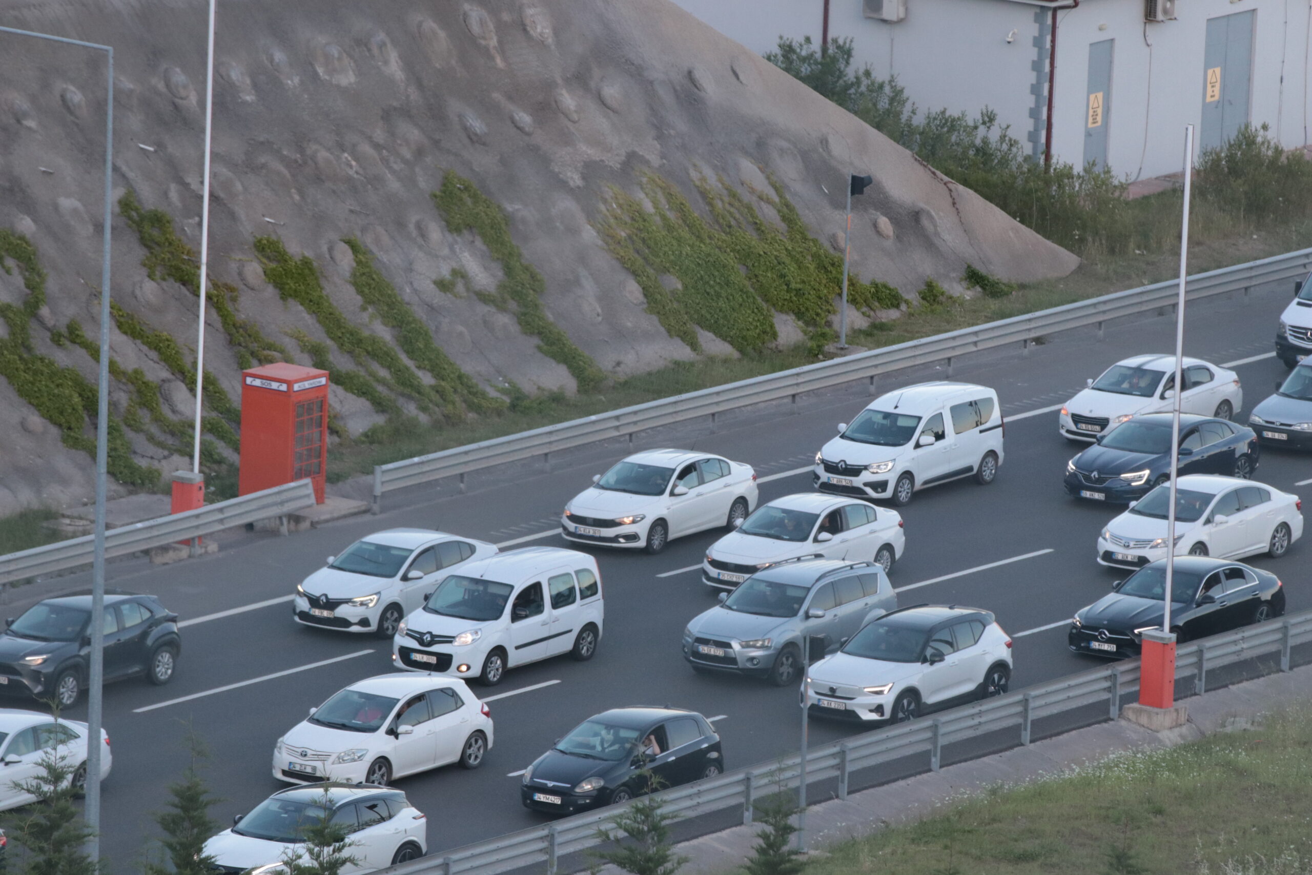 Tatilciler dönüş yolunda. Kritik noktalarda yoğunluk sürüyor