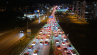 Tatilciler dönüş yolunda. Trafik kilometrelerce uzadı