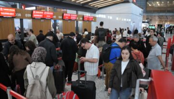 Tatilciler dönüyor. Havalimanlarında bayram yoğunluğu