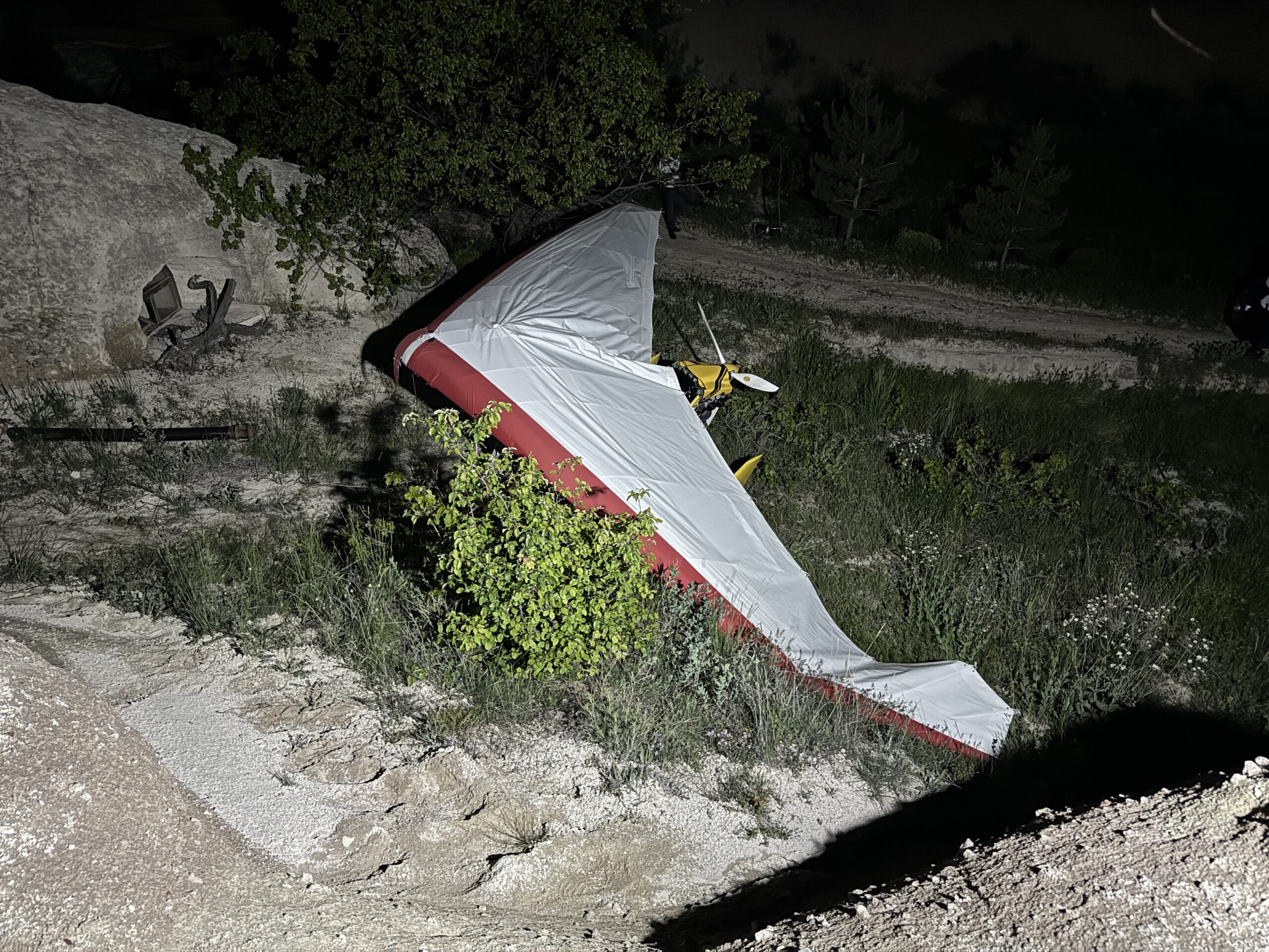 Turist taşıyan microlight acil iniş yaptı