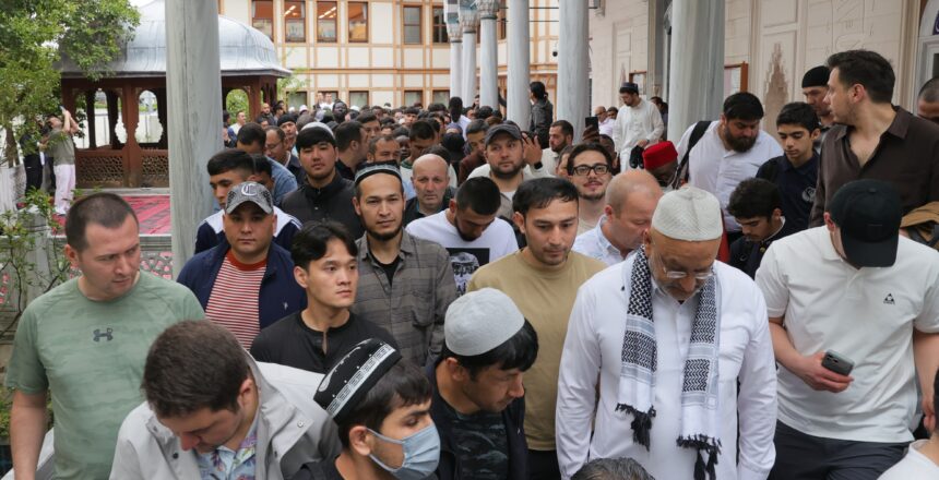 Yoğunluk nedeniyle bayram namazı 3 kez kılındı. “Müslümanlar camimize akın etti”