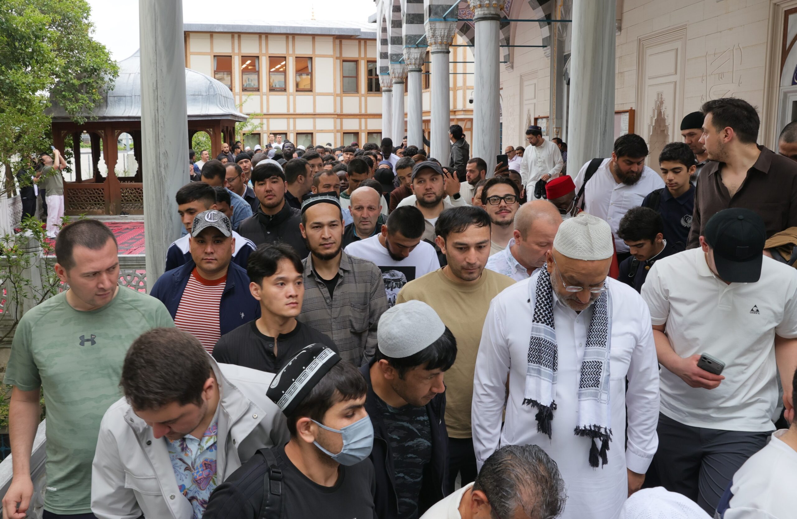 Yoğunluk nedeniyle bayram namazı 3 kez kılındı. “Müslümanlar camimize akın etti”