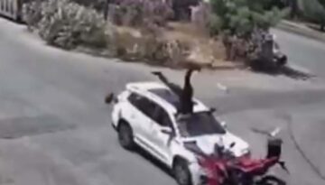 15 yaşındaki sürücü motosiklete çarptı. Metrelerce havaya uçtu