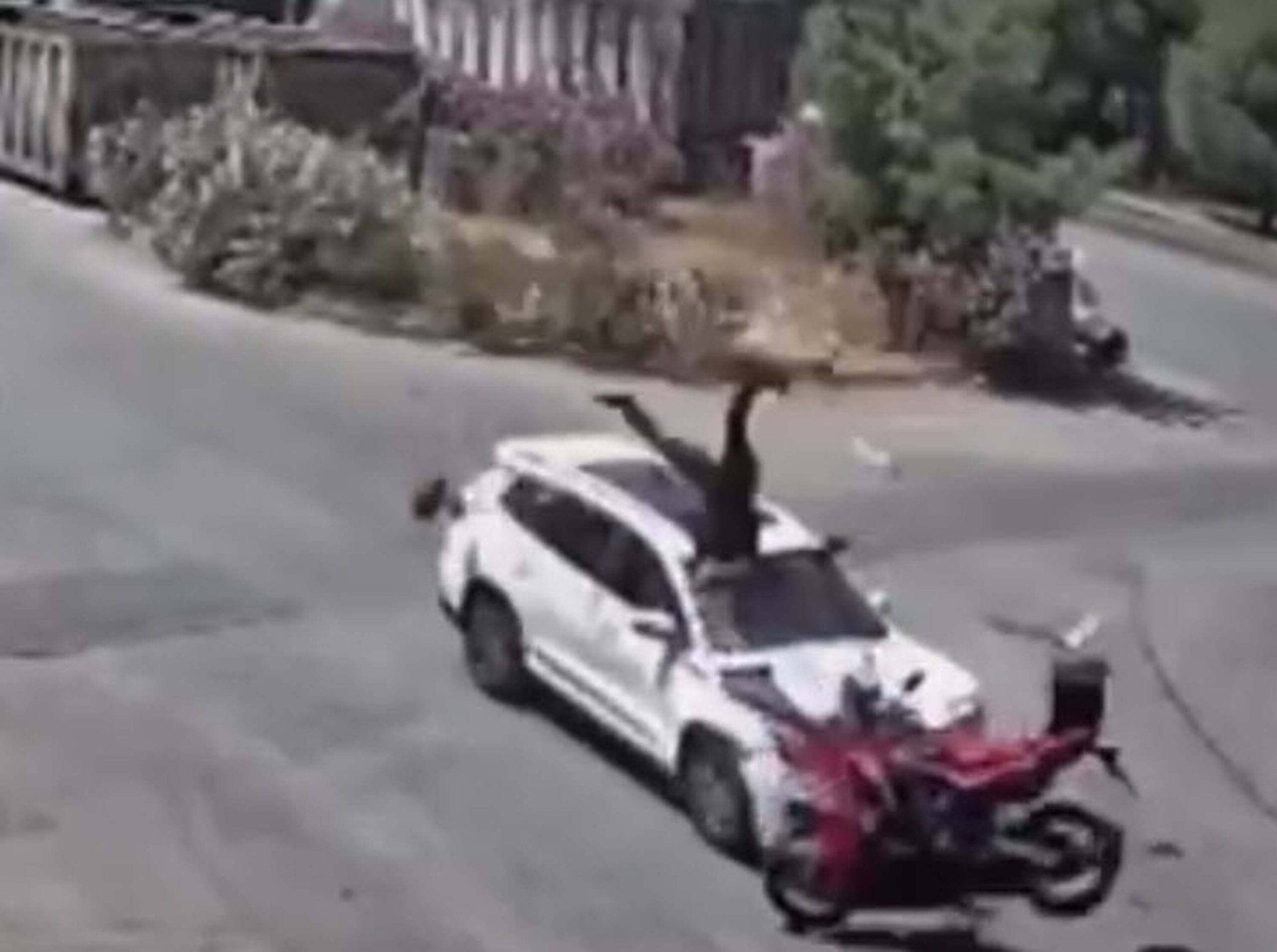 15 yaşındaki sürücü motosiklete çarptı. Metrelerce havaya uçtu