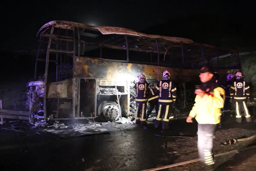 8 kişinin can verdiği kazada yürek burkan hikayeler. Camı kırıp eşini kurtardı, 9 aylık bebeğiyle alevlerin arasında kaldı