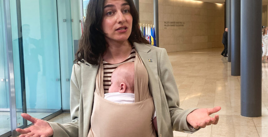 AB zirvesinde bir ilk: İsveçli bakan bebeğini getirdi