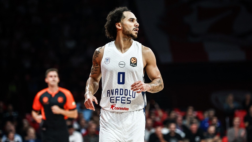 Anadolu Efes’te 8 yıllık dönem sona erdi. “Örnek bir sporcuya veda ediyoruz”