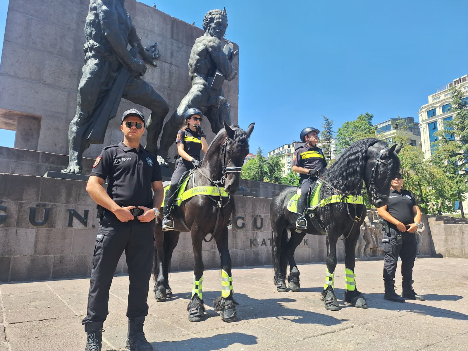 Ankara’da heybetli devriye. Atlı polisler sahada