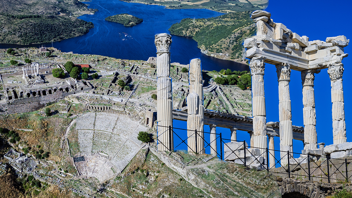 Antik çağın en dik tiyatrosu burada. Bergama’daki Akropolis geçmişle bugünü buluşturuyor