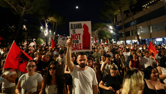 Arnavutluk’ta öfke dinmiyor: 27’nci gösteri geride kaldı