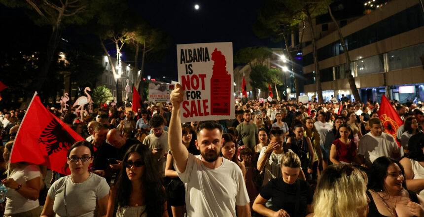 Arnavutluk’ta öfke dinmiyor: 27’nci gösteri geride kaldı
