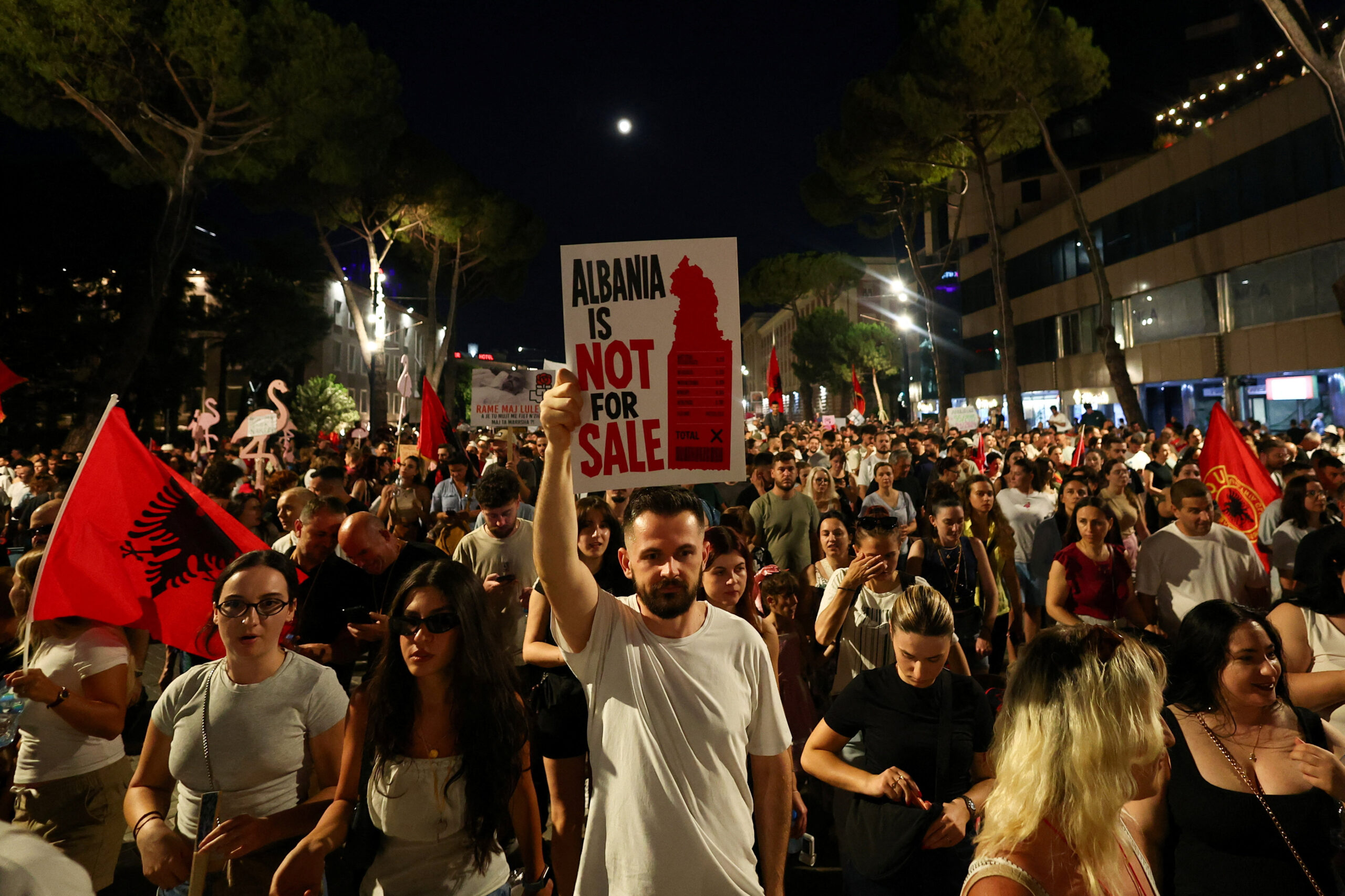 Arnavutluk’ta öfke dinmiyor: 27’nci gösteri geride kaldı