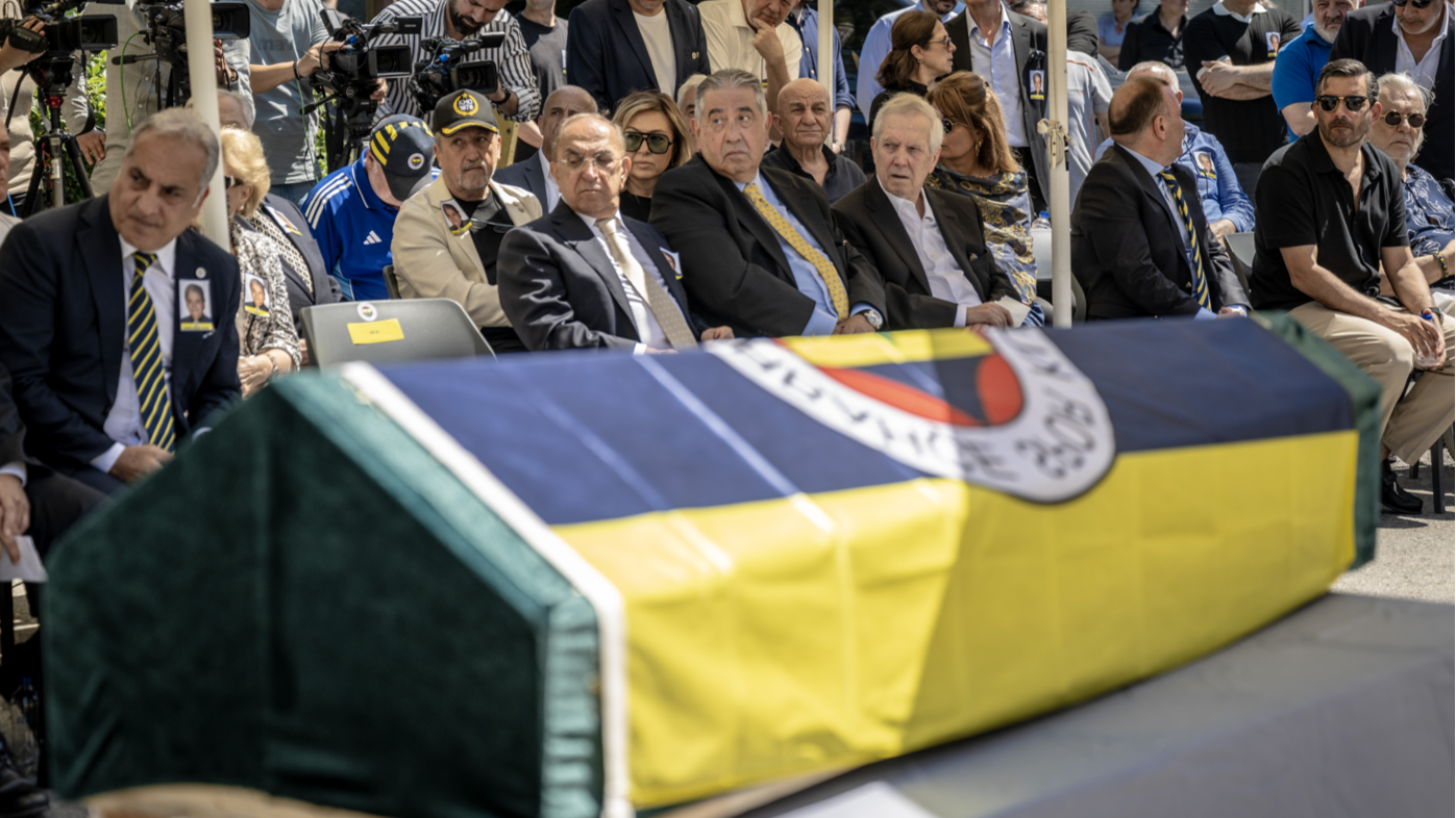 Aziz Yıldırım gözyaşlarına hakim olamadı. Fenerbahçe’de Derviş Köksal Özbek için tören