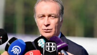 Beşiktaş Futbol Direktörü Önder Özen’den açıklama. ”Transferinde finale yaklaştığımız üç oyuncu var”