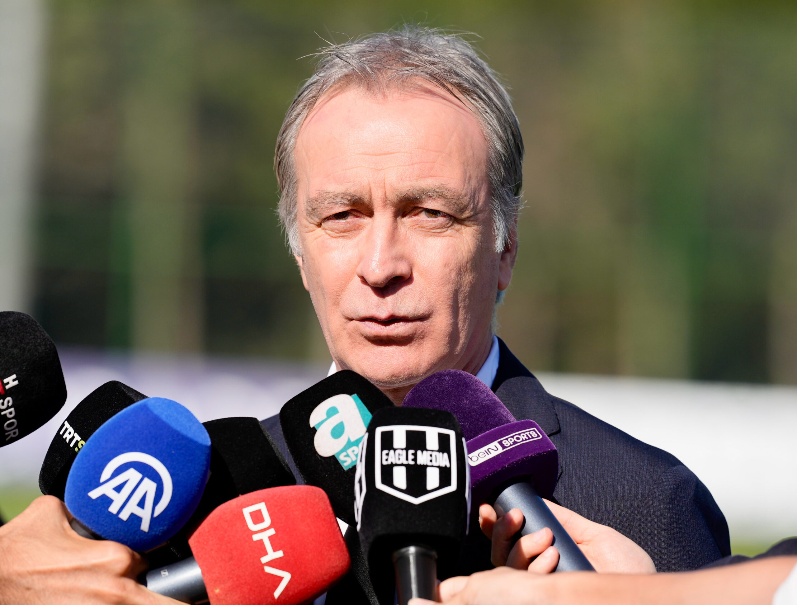 Beşiktaş Futbol Direktörü Önder Özen’den açıklama. ”Transferinde finale yaklaştığımız üç oyuncu var”