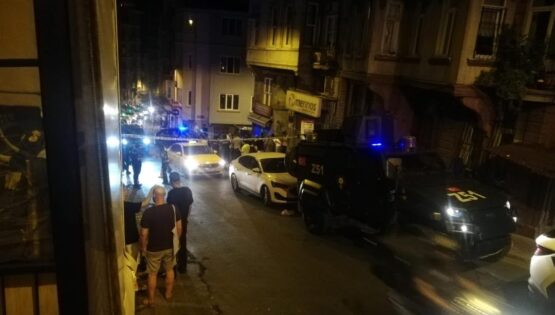 Beyoğlu’nda sokağa patlayıcı bırakıldı. Bina, araç ve iş yerlerinde hasar oluştu
