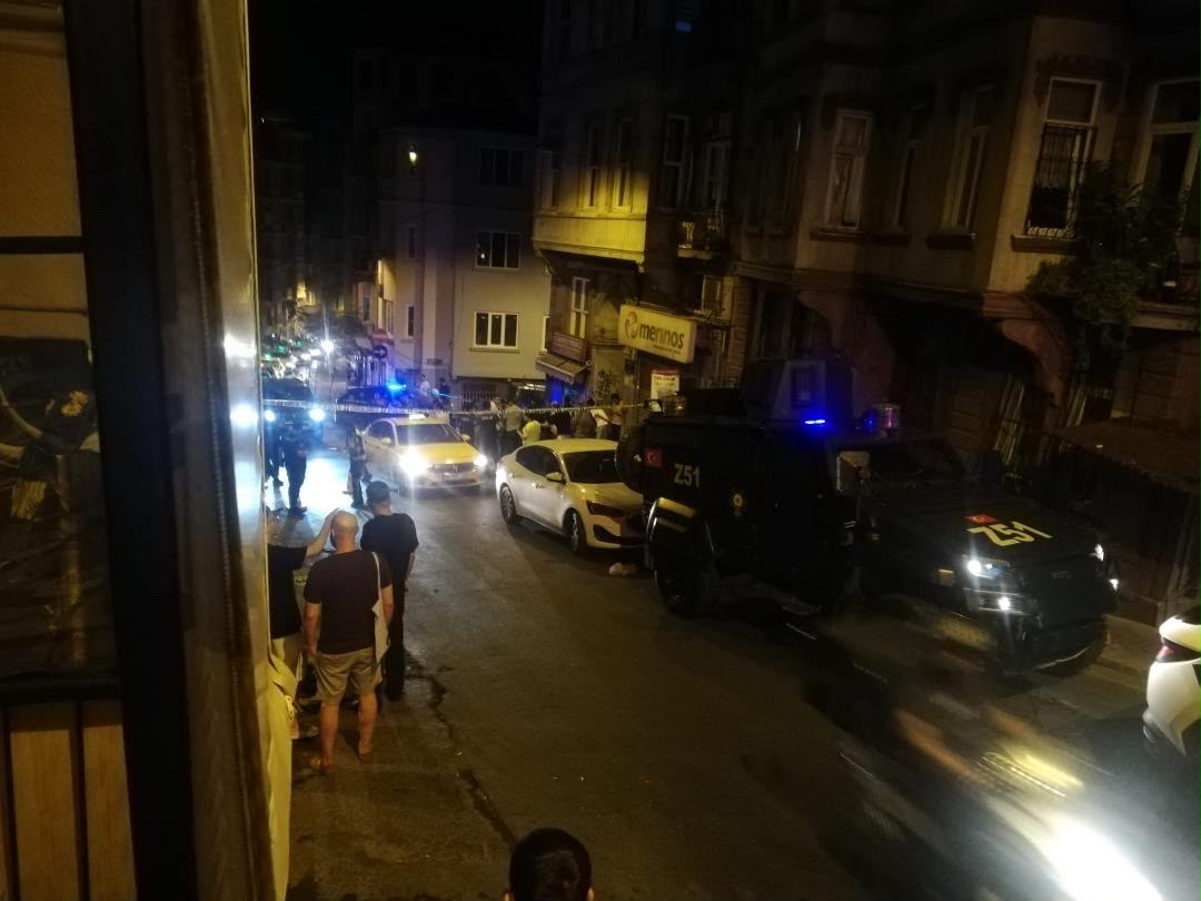 Beyoğlu’nda sokağa patlayıcı bırakıldı. Bina, araç ve iş yerlerinde hasar oluştu