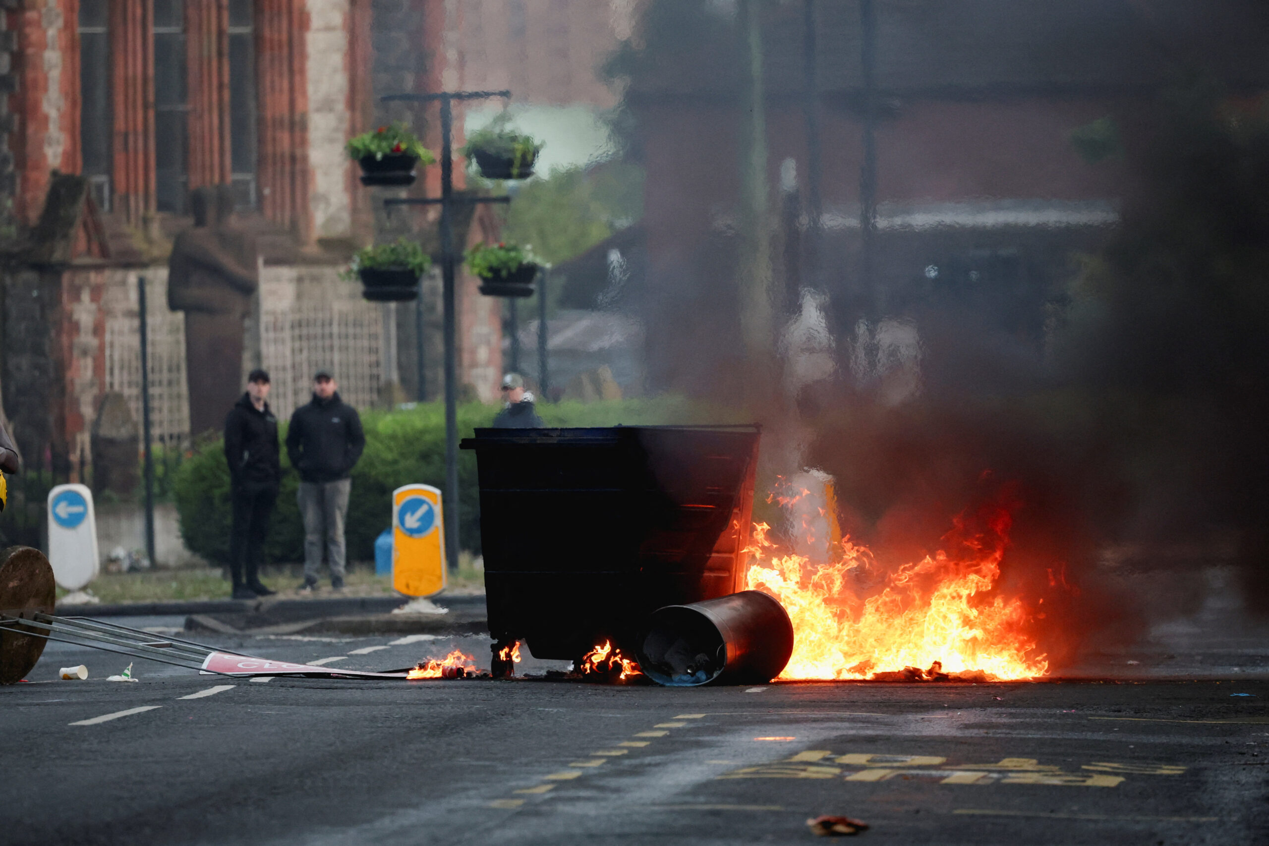 Bıçaklı saldırının ardından Belfast’ta göçmen karşıtı protestolar kontrolden çıktı