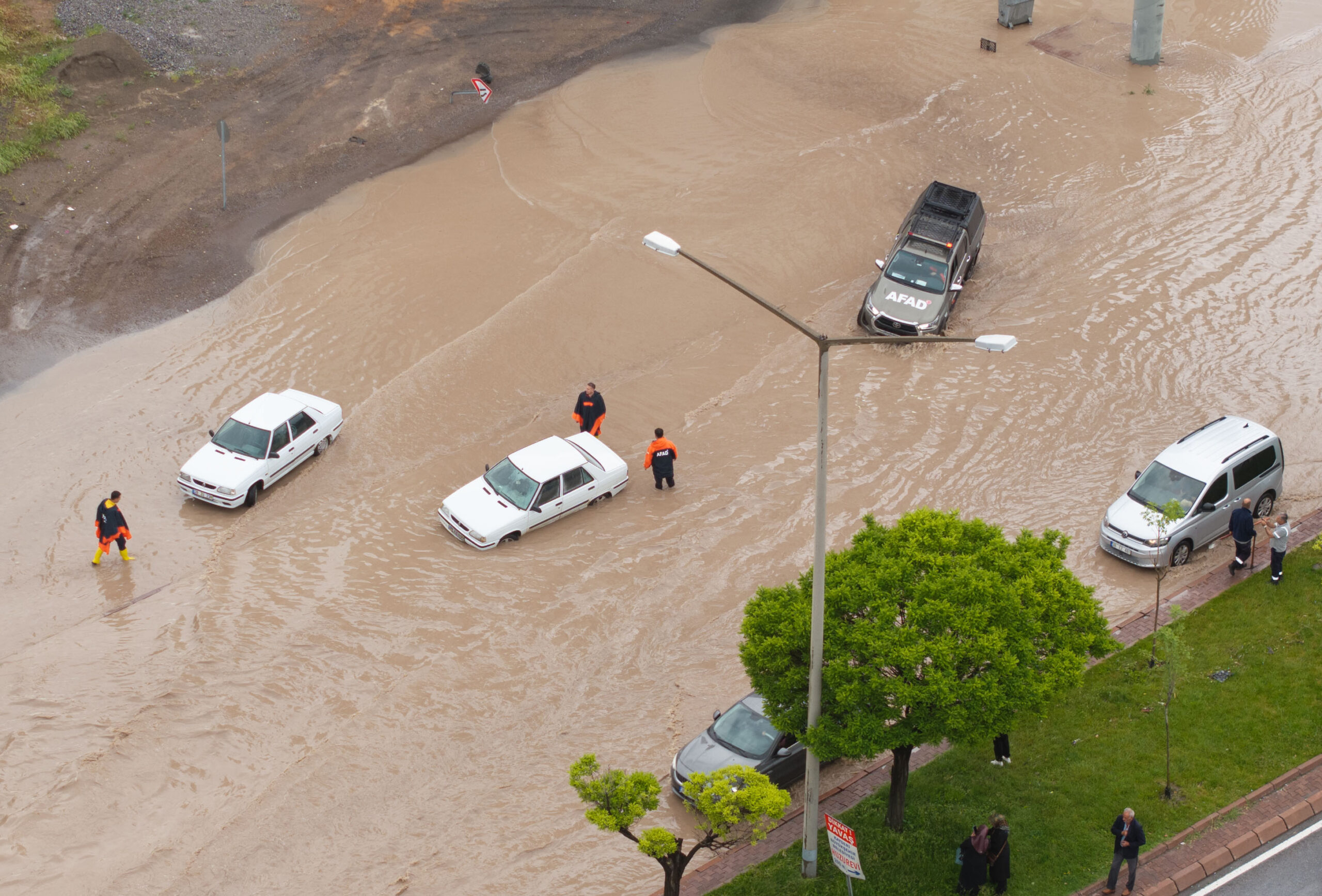 Birçok ili sel vurdu. Dereler taştı, araçlar suya kapıldı