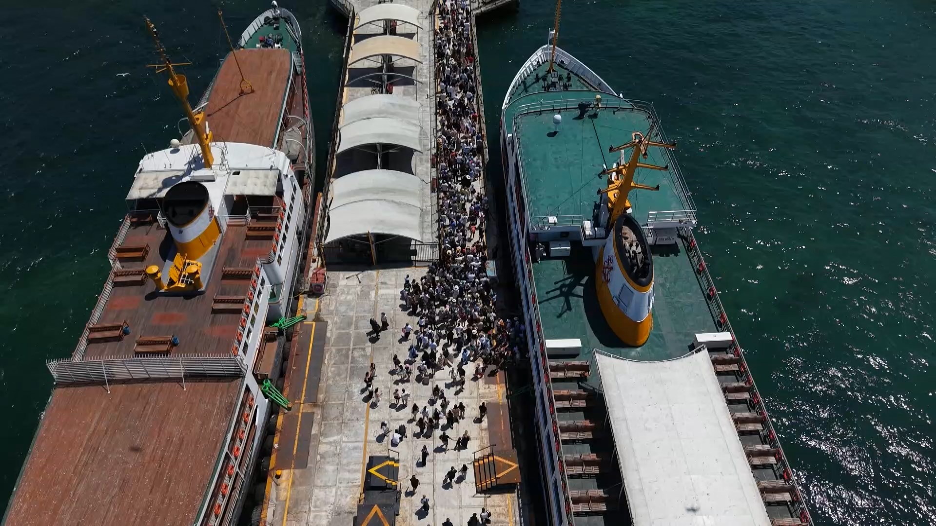 Büyükada’da yaz yoğunluğu başladı. “İğne atsan yere düşmez”