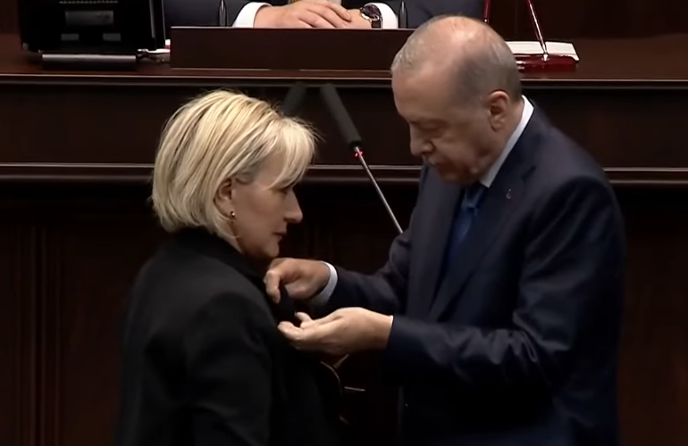 CHP’den istifa eden Nimet Özdemir AK Parti’ye katıldı