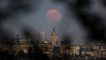 “Çilek Dolunayı” İstanbul manzarasıyla birleşti