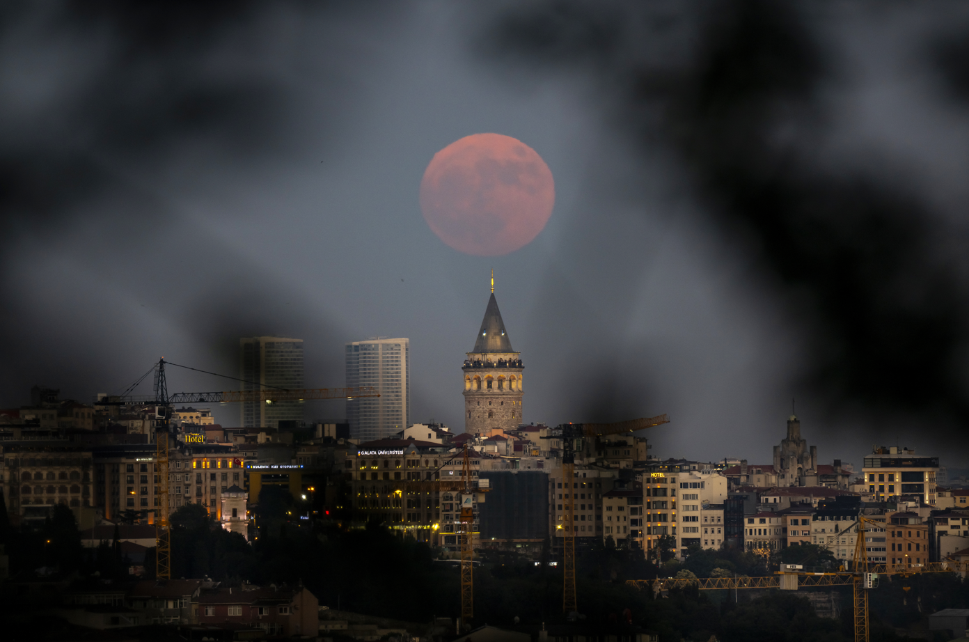 “Çilek Dolunayı” İstanbul manzarasıyla birleşti