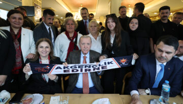 Cumhurbaşkanı Erdoğan, kafede vatandaşlarla sohbet etti