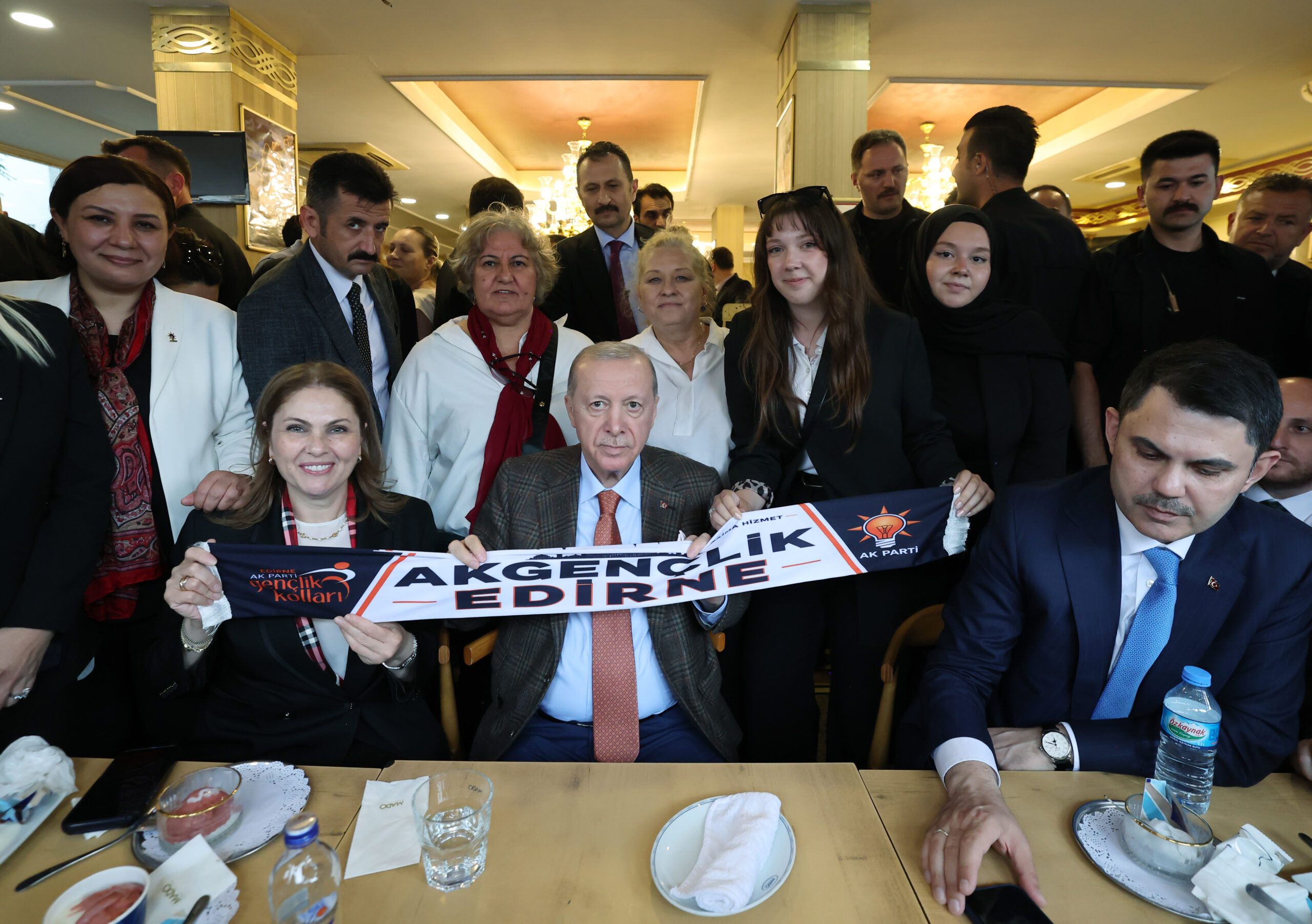 Cumhurbaşkanı Erdoğan, kafede vatandaşlarla sohbet etti