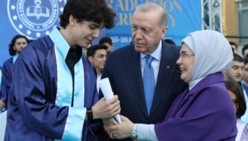 Cumhurbaşkanı Erdoğan, torununun diplomasını verdi