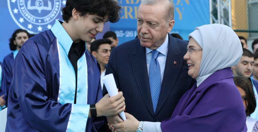 Cumhurbaşkanı Erdoğan, torununun diplomasını verdi