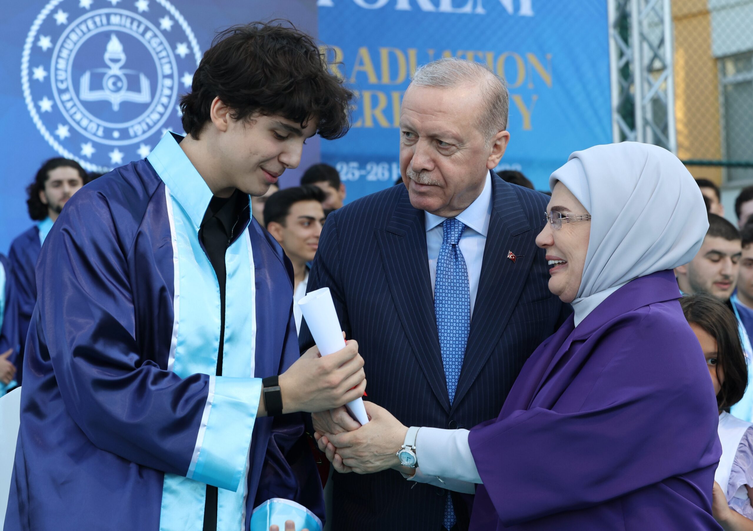 Cumhurbaşkanı Erdoğan, torununun diplomasını verdi