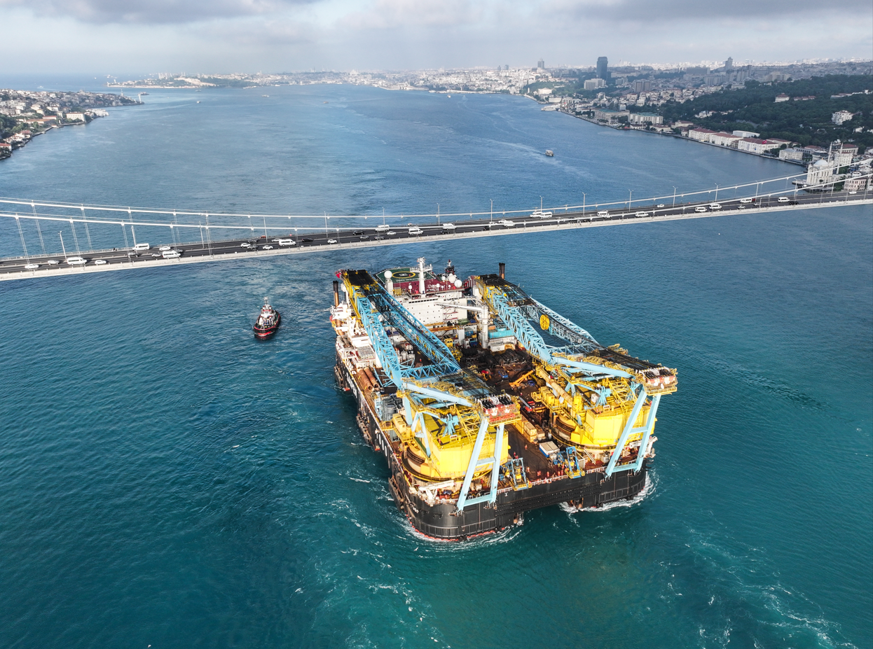 Dev vinç gemisi İstanbul Boğazı’ndan geçti