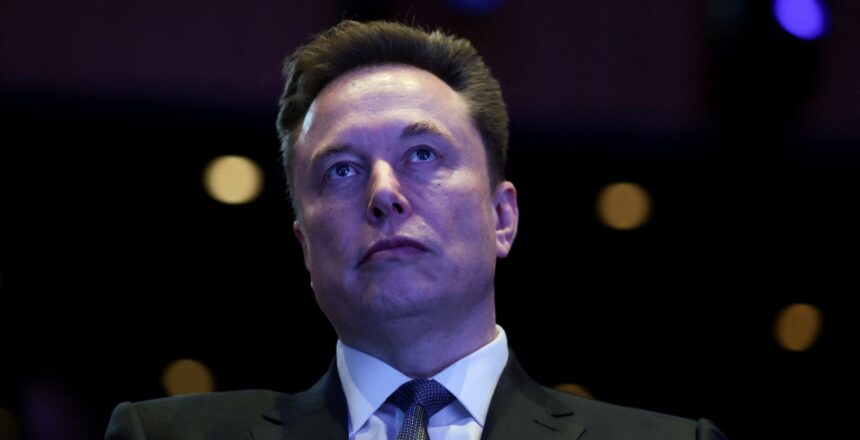 Elon Musk dünyanın ilk trilyoneri oldu